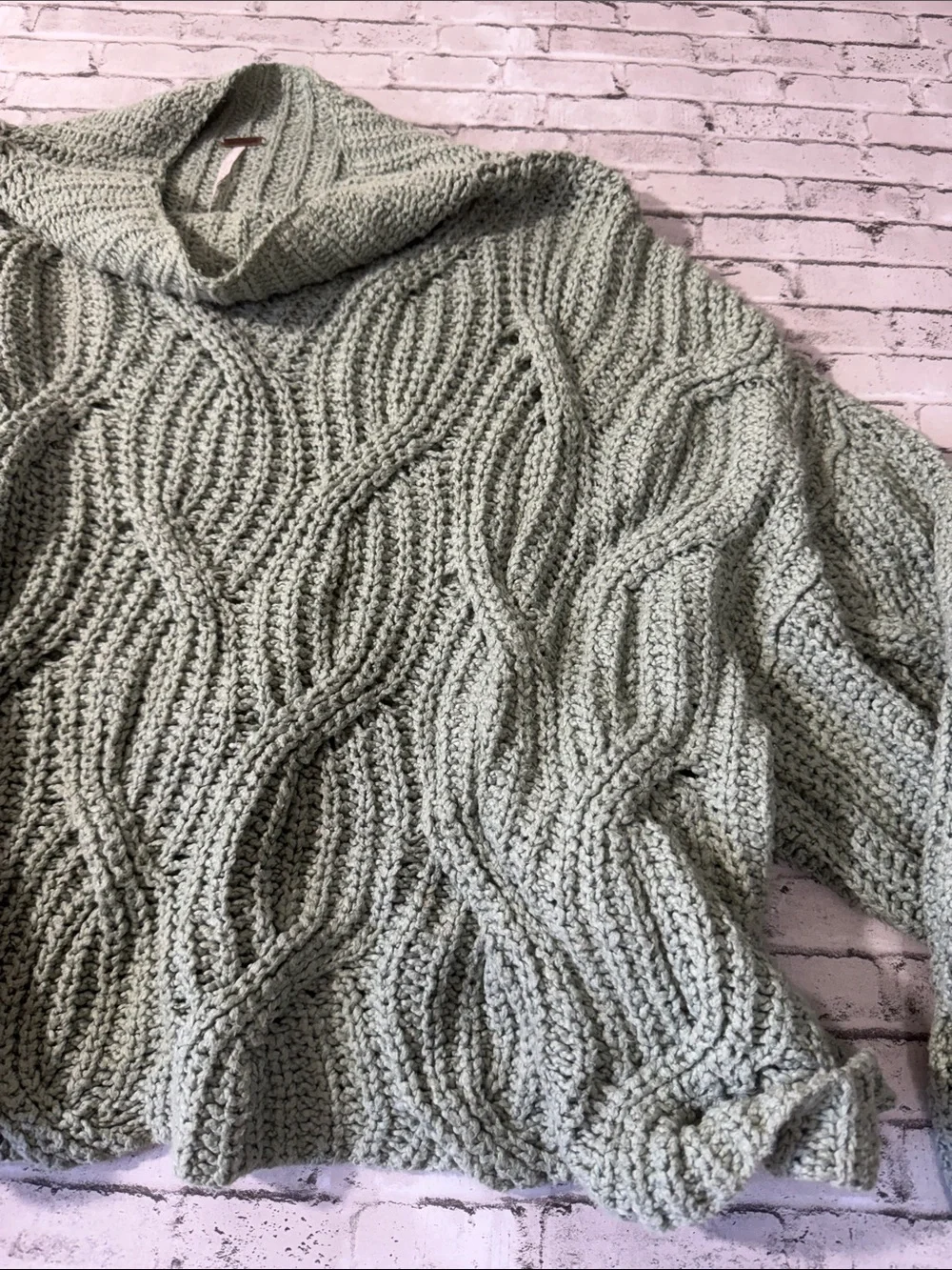 Free People women L Large sage green cable knit oversized cropped cotton sweater